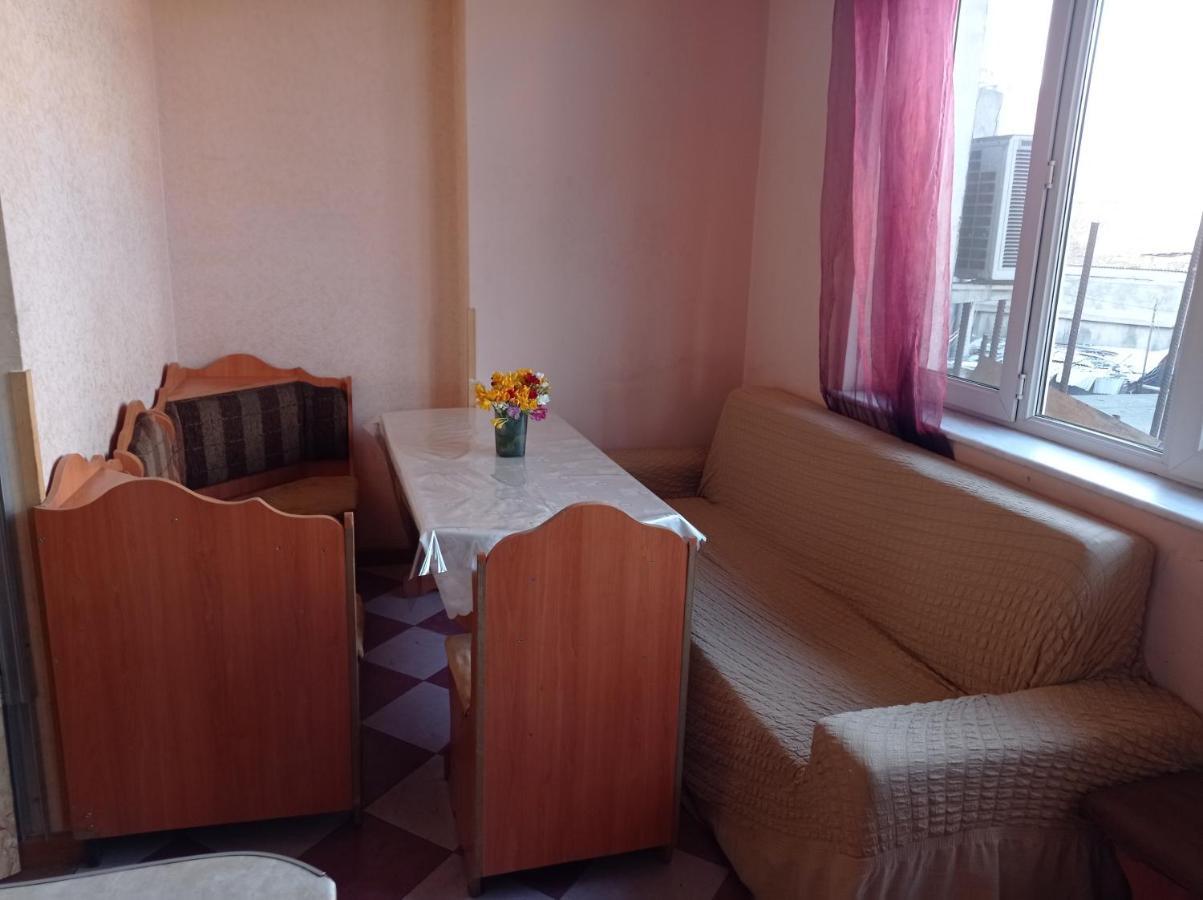 Sun City Hostel Yerevan Exterior photo