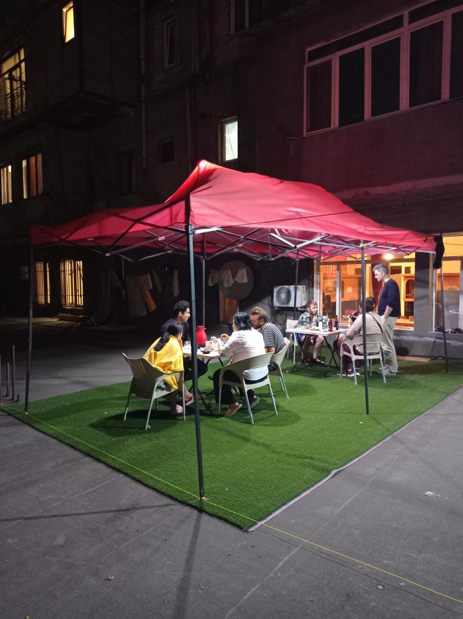 Sun City Hostel Yerevan Exterior photo